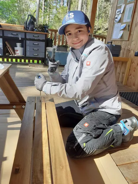 Jessica beim Zusammenbauen der Bänke im Waldkindergarten – hier ist handwerkliches Geschick gefragt. | Foto: Paulczinsky