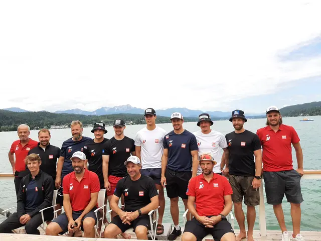 ÖSV Cheftrainer Marko Pfeifer (sitzend 3. v. l.) fühlte sich mit seiner WC3-Trainingsgruppe in Werzers Badhaus am Wörthersee pudelwohl.  | Foto: Tiefling/KK