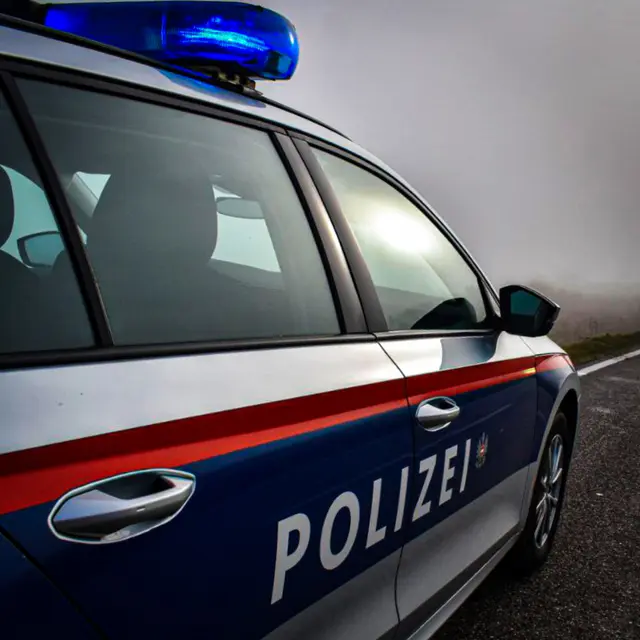 Ein 16-jähriger Radfahrer wurde in Viechtwang von einem schwarzen Pkw "geschnitten", der Lenker fuhr einfach weiter. | Foto: Team Fotokerschi/ David Rauscher