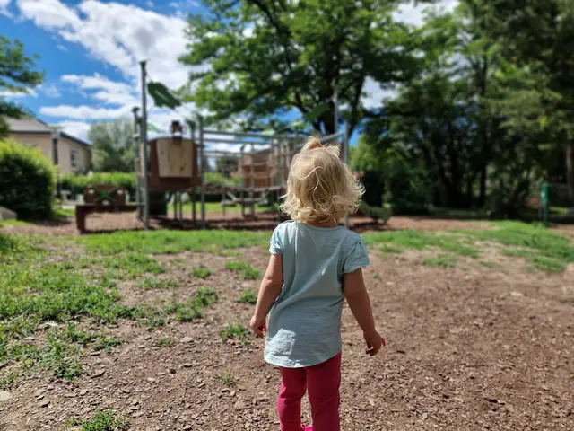 Kleines Kind am Weg zum Spielplatz