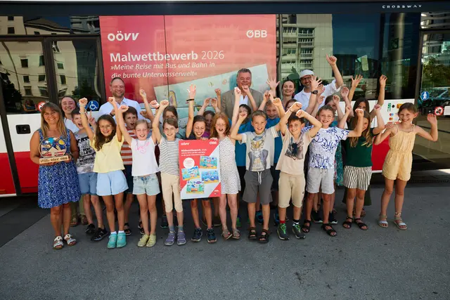 Den Klassenpokal für die Siegerklasse holt sich die 3a der VS Sarleinsbach. | Foto: ÖBB/Andreas Scheiblecker