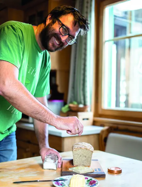 Geologe Thomas Leitner verrät im Kochbuch sein Brotbackrezept. | Foto: Elke Holzmann