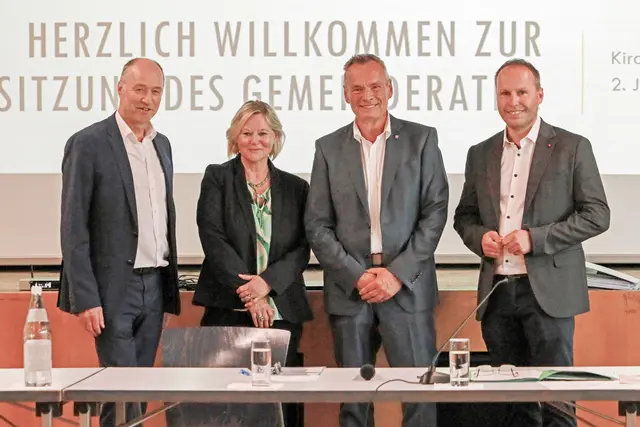 Bezirkshauptmann Manfred Hageneder, scheidende Vizebürgermeisterin Ulrike Wurzinger, Ortchef Peter Michael Breitenauer und der neue Vizebürgermeister Christoph Klebinder. | Foto: Herbert Schnetzinger