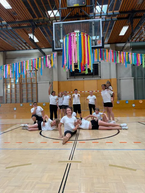 Gesang, Tanz, Schauspiel und Präsentationen sorgten für beste Unterhaltung und machten die Vielfalt und Kreativität der Schulgemeinschaft sichtbar. | Foto: Anna Schneider