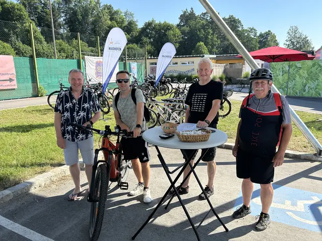 Bürgermeister Josef Ramharter, Badegast Jürgen Zimmerl, Sportstadtrat Eduard Hieß und Gemeinderat Franz Pfabigan (v.l.) | Foto: Stadtgemeinde Waidhofen/Thaya