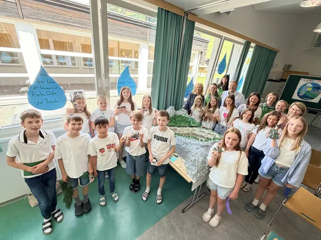 Die Schülerinnen und Schüler der 1a Klasse der Nationalparkmittelschule Defereggental mit den Gästen. | Foto: Schulcluster Defereggental