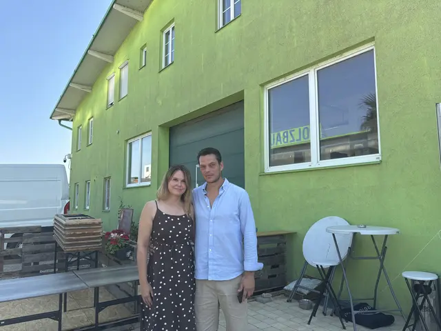 Martin Marousek betreibt seit 2022 ein Flüchtlingsheim in Asperhofen. Seine Lebensgefährtin hilft ihm dabei. | Foto: Lauren Fahrenberger / MeinBezirk