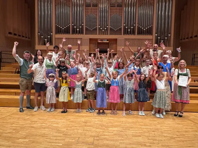 Große Bühne für kleine Stimmen: Beim Chorkonzert im Brucknerhaus zeigte der Schulchor aus Großklein, wie viel Klang in 25 Kindern stecken kann.