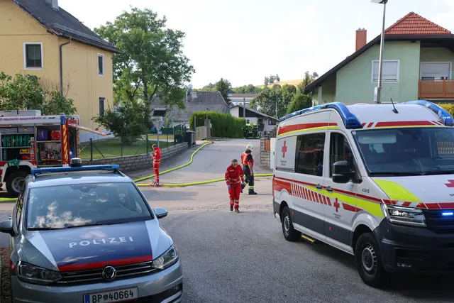 Rund 40 Anwohner des Siedlungsgebites mussten auf einen angrenzenden Spielplatz ausweichen | Foto: laumat/Matthias Lauber