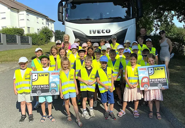 Die Klassenlehrerinnen Christina Habersatter und Clara Neumüller sowie LKW-Fahrer Hans Reisner mit den Kindern der Volksschule Draßmarkt.  | Foto: WKB