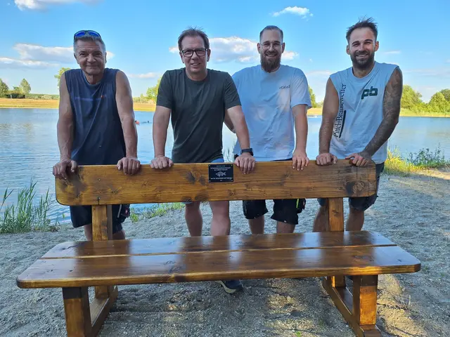 Die Vorstände der Interessensgemeinschaft der Aubad-Fischer - Horst Vock, Vizebürgermeister Dieter Koch, Florian Gaida und Robin Gaida (vlnr) - freuen sich über die neuen Bänke. | Foto: zVg