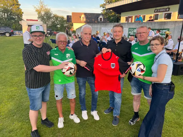 Obmann Stellvertreter SV Droß Thiemo Tiefenbacher, Obmann SV Droß Gerhard Pemmer, Präsident SV Droß Helmut Czipin, Bürgermeister Lukas Hirmke, Vorstandsmitglied SV Droß Herbert Perr, GGR Birgit Perr | Foto: Thiemo Tiefenbacher, SV Droß