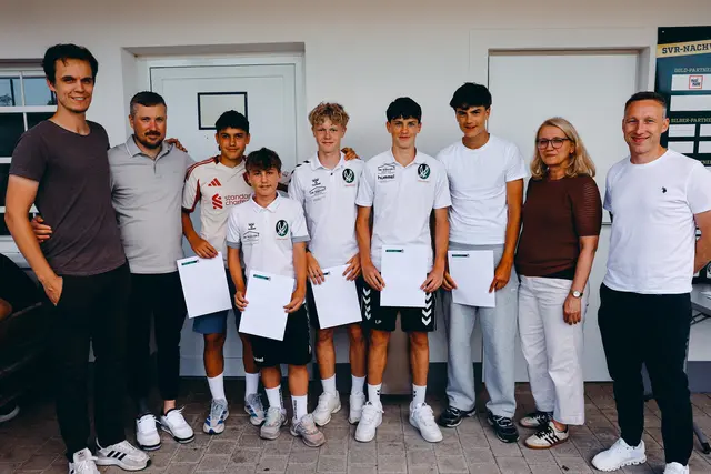 Die Akademie-Spieler mit ausgezeichnetem schulischem Erfolg Fabian Bamberger, Felix Parzermair, Rafael Ramsebner, Leon Pimmingstorfer, und Julian Peric (v.l.) mit SVR-Nachwuchsvorstand Wolfgang Benezeder (re.), dem sportlichen AKA-Leiter Christopher Ritscher (li), dem administrativen AKA-Leiter Armin Hörmanseder (2.v.l.) und der pädagogischen AKA-Leiterin Edina Causevic. Nicht am Bild: Daniel Murauer. | Foto: SVR/Schröckelsberger