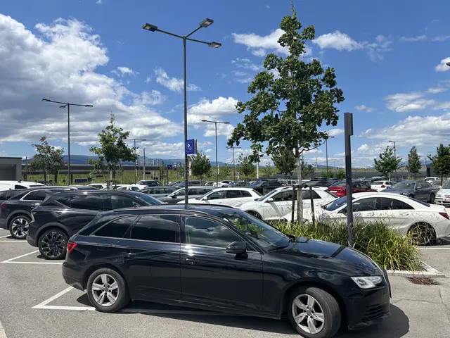 Beim Lokalaugenschein von MeinBezirk waren am Donnerstag nur noch wenige Pkw-Stellplätze auf der Park&amp;Ride-Anlage beim Bahnhof St. Paul frei. | Foto: MeinBezirk.at/Kerstin Pussnig