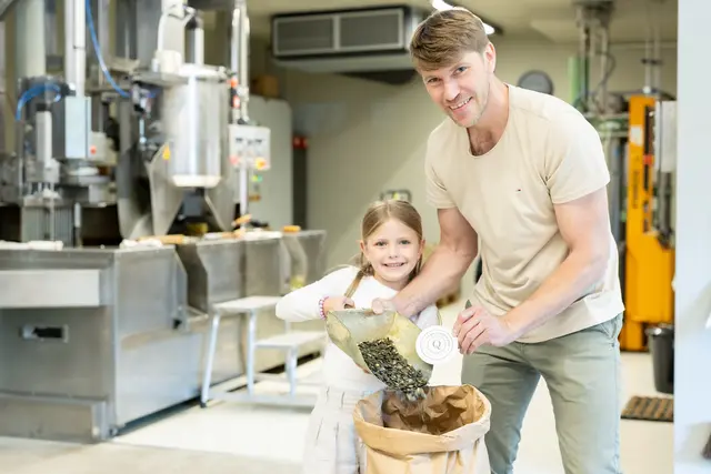Die Ölmühle Pronnegg in St. Johann im Saggautal wird als Familienbetrieb geführt. Pressmeister Martin Pronnegg gibt diese Leidenschaft bereits an die nächste Generation weiter. | Foto: Nikola Milatovic