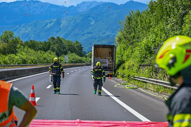 Die Autobahn musste im Bereich der Einsatzstelle in Fahrtrichtung Graz vollständig gesperrt werden.  | Foto: Team Fotokerschi