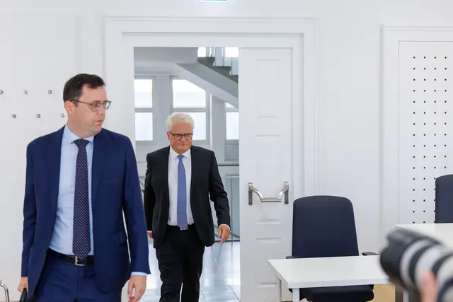Kurz vor neun Uhr betrat Klaus Luger mit seinem Rechtsbeistand René Haumer den Verhandlungssaal am Linzer Landesgericht. | Foto: FOTOKERSCHI / WERNER KERSCHBAUMMAYR