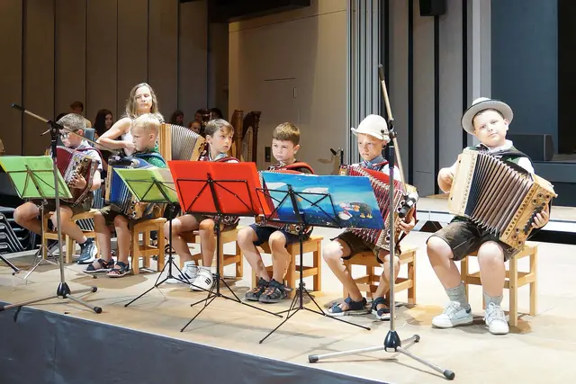 Der Nachwuchs am Akkordeon mit Musikschulpädagogin Angelika Senkl und Tobias Zettel (r .), der bei den Harmonika-Staatsmeisterschaften Dritter wurde. | Foto: Stadtgemeinde Fürstenfeld