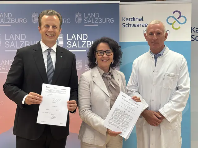 Vereinbarung unterzeichnet. Im Bild Landesrätin Daniela Gutschi mit ihrem steirischen Amtskollegen Karlheinz Kornhäusl (links) und Eugen Adelsmayr, der Geschäftsführer und ärztlicher Direktor des Kardinal Schwarzenberg Klinikums. | Foto: Emanuel Hasenauer