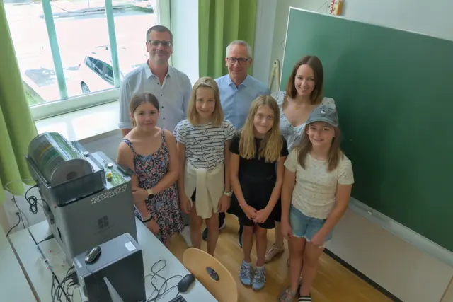 CEO Volker Fuchs und Direktor Alexander Frank und einigen Schülern mit dem neuen 3D Drucker. | Foto: TEST-FUCHS