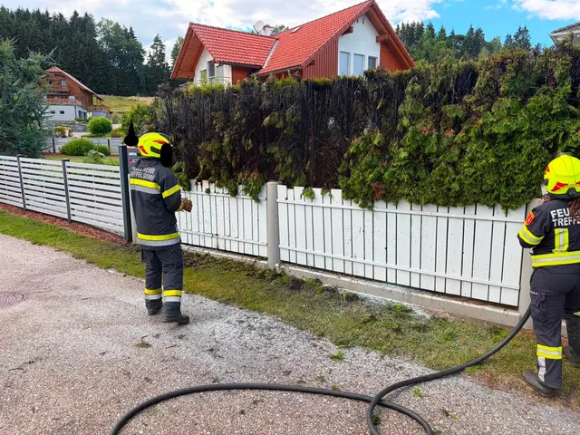 Feuerwehren bei den Löscharbeiten. | Foto: Feuerwehr Treffelsdorf