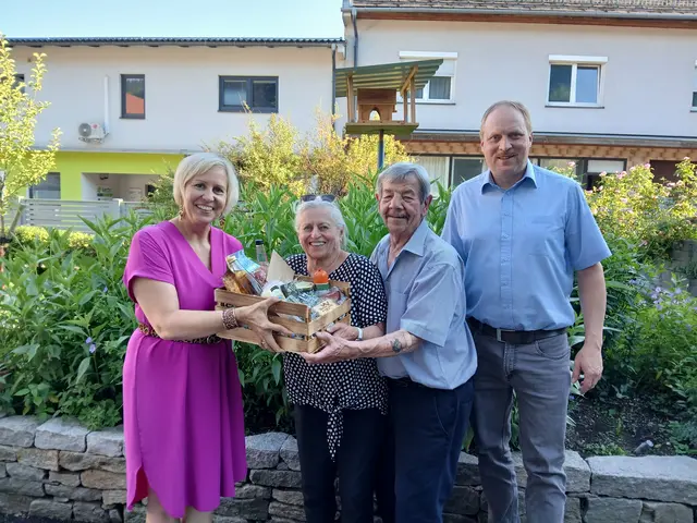 Das Ehepaar Maria und Walter Ganster flankiert von den Gemeindevertretern. | Foto: Gemeinde Kirchberg