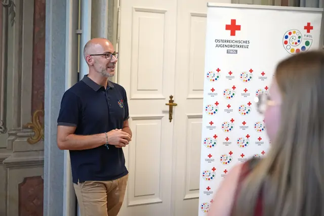 Die Erste-Hilfe-Ausbildung des Österreichischen Jugendrotkreuzes Tirol erreicht jedes Jahr rund 7.000 Schülerinnen und Schüler in der Sekundarstufe, erklärte Philipp Schumacher, Landesgeschäftsführer des Jugendrotkreuzes Tirol. | Foto: Land Tirol/Schallhart