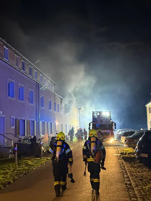 Die Feuerwehren Braunau und Ranshofen standen mit 55 Einsatzkräften im Einsatz. Die Bewohner der angrenzenden Wohnungen wurden evakuiert. | Foto: FF Braunau
