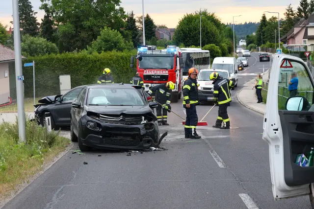 Ein Citroen und ein Hyundai stoßen Freitagfrüh in Edt bei Lambach zusammen. | Foto: laumat.at