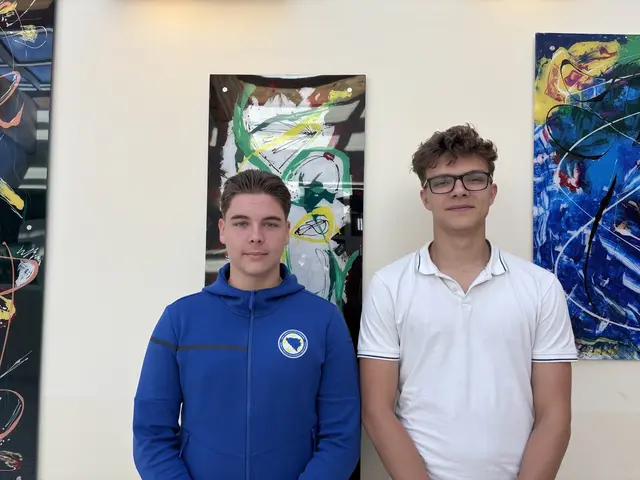 von links: Meris Srabovic, 20 Jahre, und Banjamin Hasinovic, 18 Jahre. Beide sind der Meinung, dass es wichtig ist im Sommer zu Arbeiten um praktische Erfahrungen sammeln zu können.  | Foto: MeinBezirk/Bernice Binder