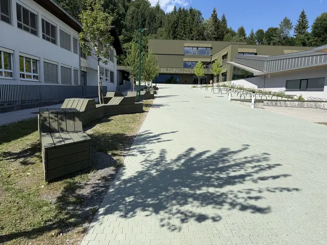 Im Gespräch mit MeinBezirk stellte Bürgermeister Reinhold Flörl dem neuen Bildungszentrum ein erstes positives Zeugnis aus. | Foto: Johanna Bamberger