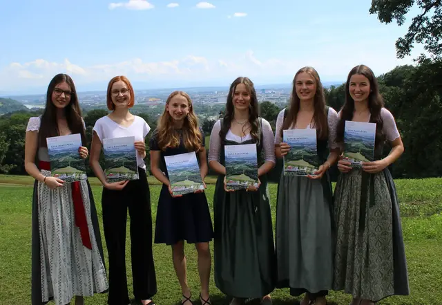 HBLA Elmberg
Von links: Kirchmayr Lena, (Wilhering); Lea Reingruber-Breitwimmer, (Scharten); Luisa Bittermann, Linz; Susanna (Flatz Scharten); Johanna Manzenreiter (Leopoldschlag); Lisa Wiesinger (Eberschwang | Foto: HBLA Elmberg