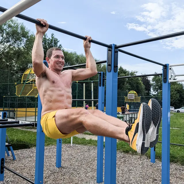 Sportstadtrat Martin Stöckler zeigt die Übungen an der Calisthenics-Anlage vor. | Foto: Stockinger