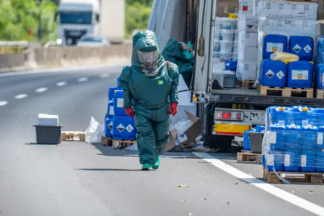 Großeinsatz bei Schadstoffaustritt aus Gefahrgut-Lkw auf der Pyhrnautobahn bei Schlierbach. | Foto: Team Fotokerschi