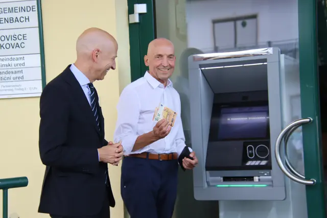 Den neunten von zehn Nationalbank-Bankomaten im Burgenland nahmen ÖNB-Gouverneur Martin Kocher (links) und Bgm. Leo Radakovits in Betrieb. | Foto: Martin Wurglits