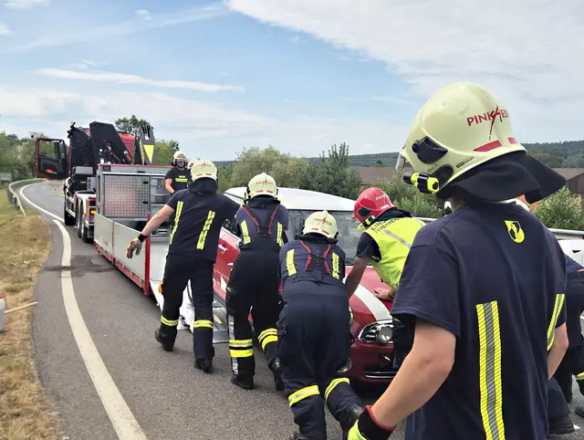 Die Stadtfeuerwehr Pinkafeld rückte zu einer Fahrzeugbergung und Beseitigung einer Ölspur aus. | Foto: Stadtfeuerwehr Pinkafeld
