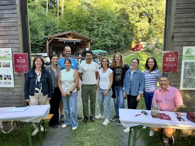 Unterhaltsamer Abend mit Romeo Kaltenbrunner. Der Kabarettist mit dem Veranstalter-Team.  | Foto: Josef Lumetsberger