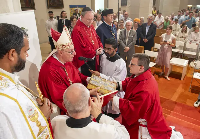 Thomas Jakowitsch (rechts), der derzeit sein Pastoralpraktikum in Deutschkreutz und Neckenmarkt absolviert, wurde im Dom von Eisenstadt zum Diakon geweiht. | Foto: Diözese Eisenstadt/Rupprecht