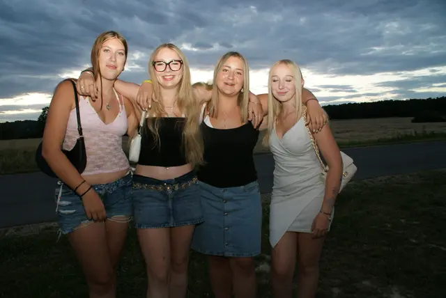 Anna-Lena, Leonie, Selina und Emily genossen den lauen Sommerabend in der Gernot-Arena. | Foto: Anna Kaufmann