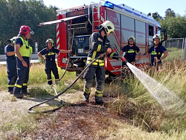 Ein kleiner Wiesenbrand bei der Autobahnauffahrt wurde am Donnerstag rasch gelöscht. | Foto: Stadtfeuerwehr Pinkafeld