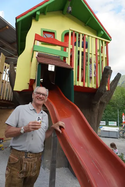 Walter Maierhofer vom MGV Liederkranz Telfs und der Fasnachtsgruppe der "Vogler" freut sich, dass der Aufführungswagen 2025 bei der Bergstation seinen Platz gefunden hat und das Angebot bereichert.