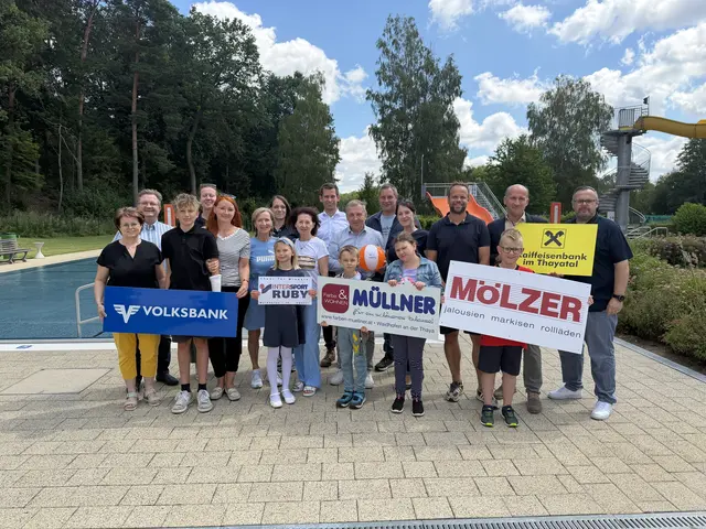Zum Abschluss des Schuljahres und zum Start der Ferien dankten die Verantworrlichen und einige Schüler den Waidhofner Sponsoren. | Foto: Elternverein VS/ASO Waidhofen/Thaya