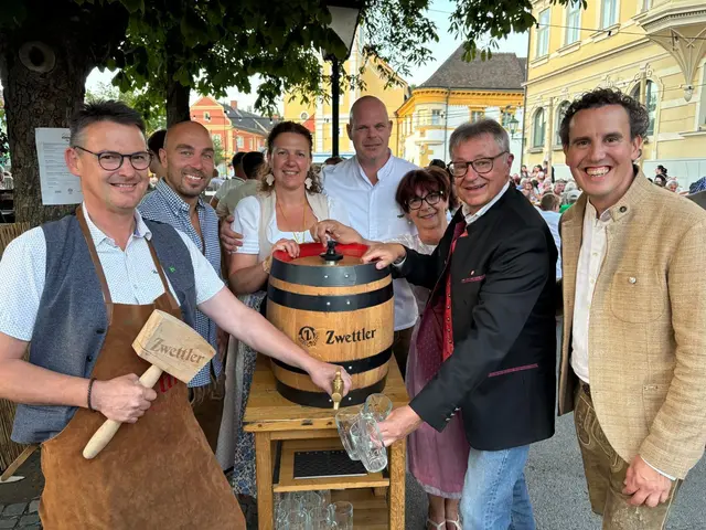 Traditioneller Bieranstich beim 54. Garser Kirtag: Landtagsabgeordneter Franz Linzbauer eröffnete gemeinsam mit Bürgermeister Ing. Martin Falk und zahlreichen Ehrengästen offiziell das Kirtagswochenende. Der Bieranstich markierte den stimmungsvollen Auftakt am bis auf den letzten Platz gefüllten Hauptplatz von Gars am Kamp. | Foto: Manuela Danzinger