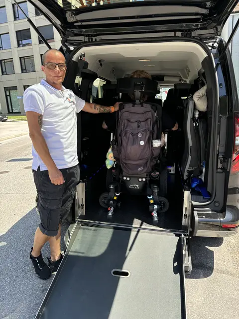 Über eine Rampe kann Raphael Simon Grothe den E-Rollstuhl von Jasmin direkt ins Fahrzeug befördern. | Foto: Lisa Gold