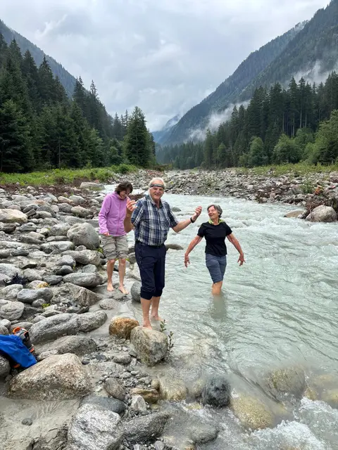 Füße im kalten Gletscherwasser vertreten – ein Moment, der wach macht, erdet und belebt.  
Das klare Wasser des Untersulzbachs nimmt die Schwere, der Wald gibt neue Kraft.
 | Foto: TAURISKA