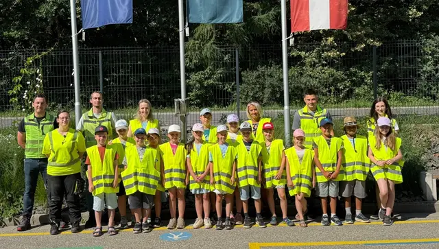 Die junge Besuchergruppe aus St. Primus bekam spannende Einblicke und wertvolle Informationen beim Betriebsbesuch bei der Recyclingfirma PreZero Polymers Austria GmbH in Haimburg. | Foto: VS St. Primus