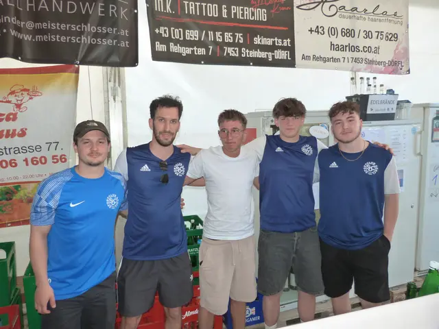 Die Jungs des Sportclubs Dörfl halfen fleißig mit.  | Foto: Vanessa Wittmann
