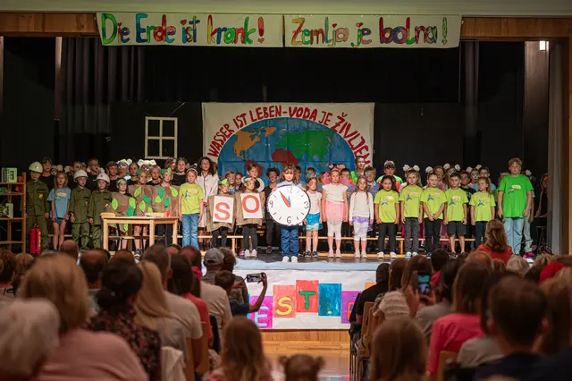 Mit ihrem Klimamusical „Es ist fünf vor …“ wandten sich die Kinder der Volksschule St. Peter am Wallersberg mit einer wichtigen Botschaft an das Publikum: Sie zeigten die dringende Notwendigkeit des Klimabewusstseins und Umweltschutzes auf. | Foto: Sarah Egger Fotografie