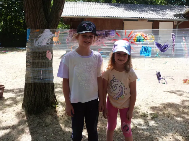Mit Freude und jeder Menge Spaß bemalten die Kids die Folie zwischen den Bäumen.  | Foto: Vanessa Wittmann