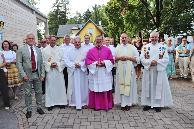 Bgm. Manfred Komericky (li), Diakone Hermann Sebernegg und Hans Hofer, Weihbischof Johannes Freitag, Josef Windisch und Alois Stumpf. | Foto: Edith Ertl